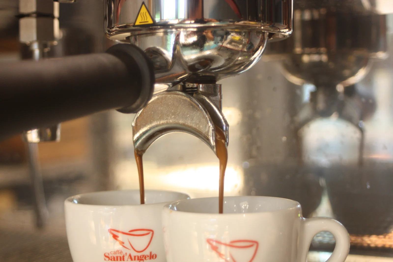 Frisch zubereiteter Espresso an der Kaffeemaschine