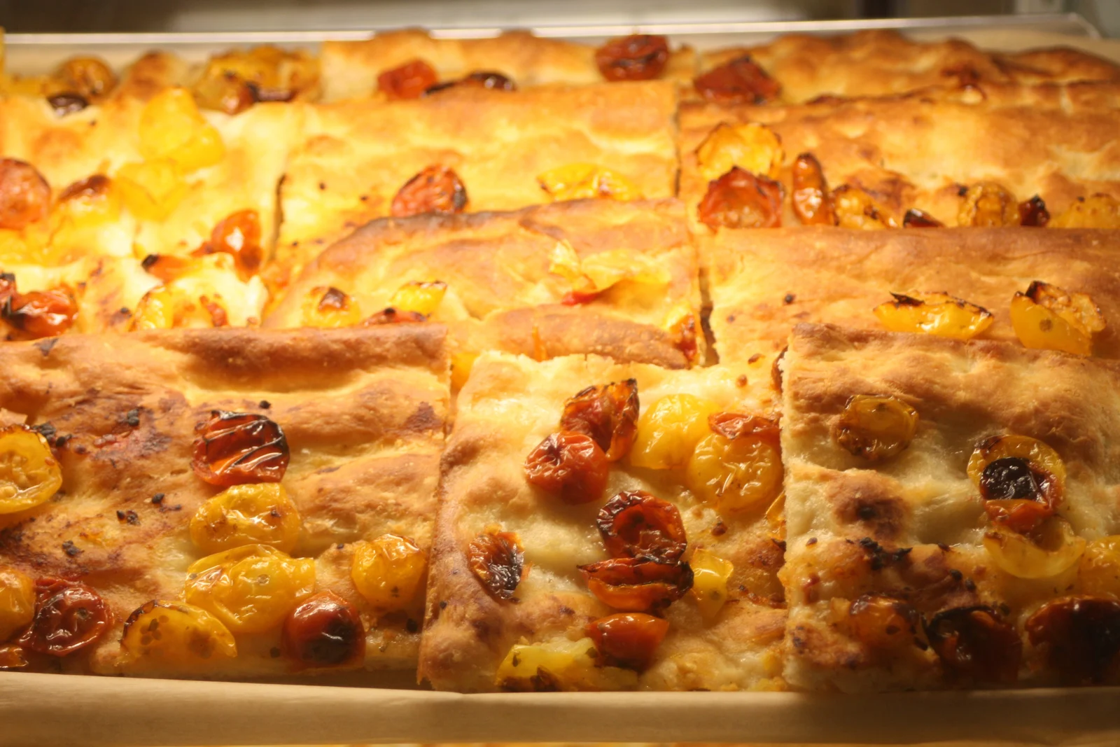 Frische Focaccia mit Kirschtomaten