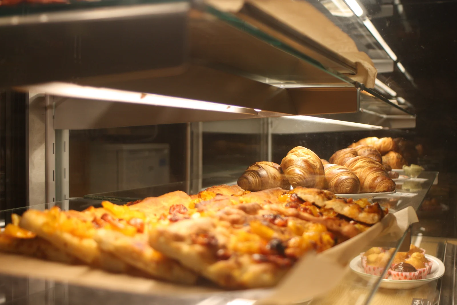 Die BaerBack-Theke mit Focaccia, Pizza und Croissants